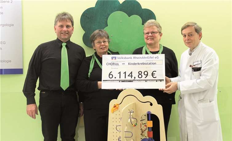 Über einen großzügigen Scheck freute sich Dr. Ferrari, Leiter der Kinderkrebsstation am Klinikum Kemperhof. privat