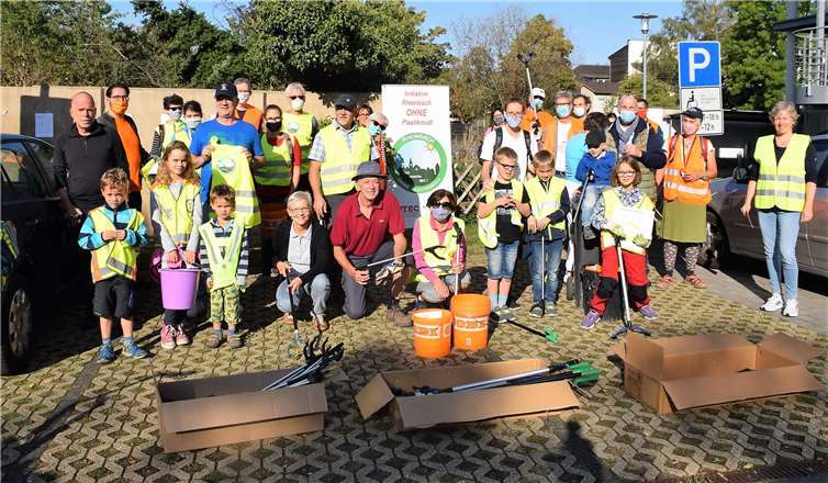 Über einhundert kleine und große Müllsammler machten sich in Rheinbach auf den Weg, um die Stadt zu säubern. Foto: Alfred Eich