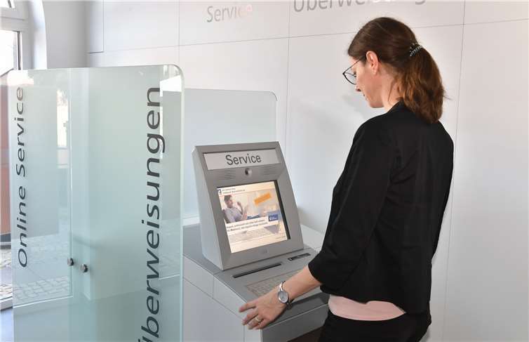 Über eins der SB-Terminals können die Kunden Überweisungen tätigen und Kontoauszüge ziehen.