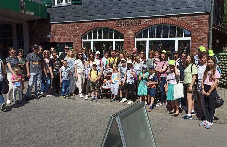 Über fünfzig ukrainische Flüchtlinge aus Wachtberg besuchten den Kölner Zoo; für einen Moment ein Verdrängen des Krieges in ihrer Heimat. Besonders für die Kinder ein Tag der Freude und der Ablenkung. Organisiert wurde die Tagestour u.a. vom Bürgerverein Gimmersdorf Aktiv e.V. mit Unterstützung des Landes NRW und der Ukrainehilfe Niederbachem. Fotos: privat