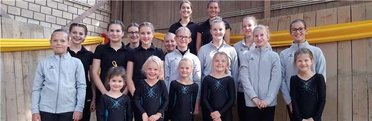 Über gute Ergebnisse konnten sich in Daun die Voltigiererinnen aus Adenau freuen, allen voran die vierte Gruppe, die bei ihrem Debüt in der A-Klasse auf Anhieb Platz ein belegte. Foto: privat