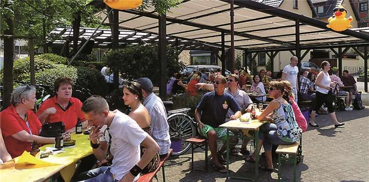 Über guten Besuch auf dem Dorfplatz freuten sich die Mitglieder des SV Rot-Weiß Mayschoß.