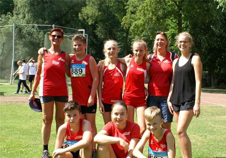 Über hervorragende Ergebnisse bei den Rheinland-Meisterschaften konnten die Athleten der LG Maifeld Pellenz und ihre Betreuer freuen: Noah Ring, Lea Rohs, Julian Lange (vorne, von links) sowie Hedi Hickmann, Leon Eder, Leonie Kupser, Lena Rotta, Barbara Klöckner-Briesch und Carina Nübel (hinten, von links). privat