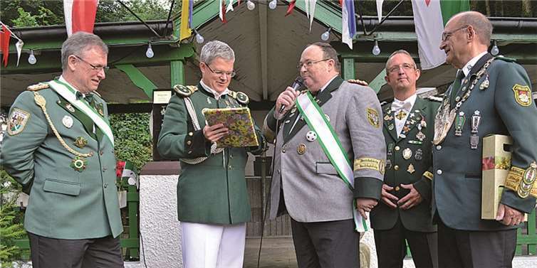 Über hohen Besuch von der Untermosel, nämlich über Bezirksbundesmeister Untermosel-Mittelrhein Clemens Welling, konnte sich der Präsident der Remagener Schützen, Wolfgang Strang beim Königsschießen am Schützenfestmontag freuen. AB