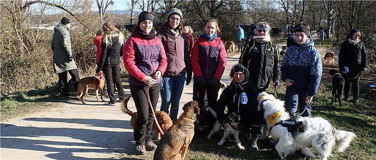 Über hundert Starter waren trotz bitterer Kälte gekommen, um für den guten Zweck auf die Laufstrecke zu gehen.-RÜ-