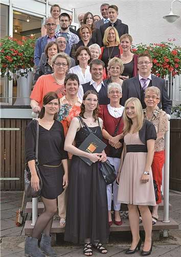 Über ihre abgeschlossenen Prüfungen freuten sich: Im Hotelfach: Jeanette Bengel (Mülheim-Kärlich; unten rechts im Bild), im Restaurantfach: Amico Ricardo (Mayen) und als Konditorinnen: Miriam Dietz-Prokopy (Neuwied; unten in der Mitte) sowie Julia Krämer (Kaifenheim; unten links).  Privat