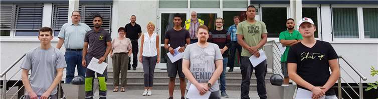 Über ihre erfolgreich abgeschlossene Ausbildung freuen sich: Daniel Häuser als Industriekaufmann, Marvin Bachenberg als Elektroniker für Betriebstechnik, Antonio Schumacher, Sukhjinder Pelia, Artur Rutz als Papiertechnologe spwie Max Heimann, Trey Ottah und Mohammad Akbar Mirza als Maschinen- und Anlagenführer. Fotos: privat