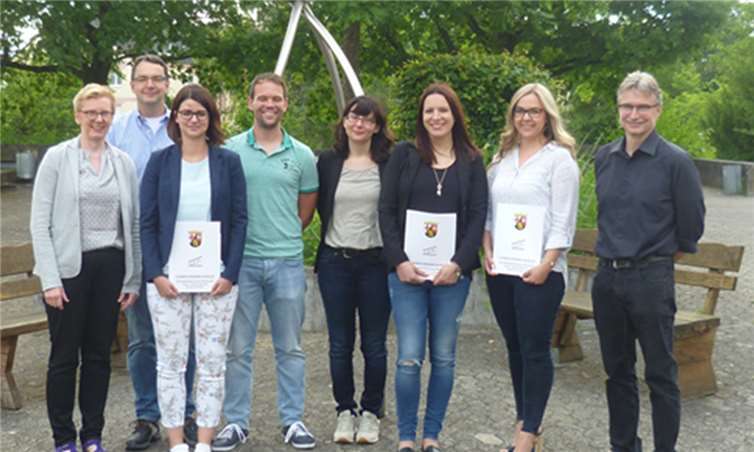 Über ihren Abschluss an der Fachschule Wirtschaft freuen sich die Absolventinnen der Ludwig-Erhard-Schule Svenja Angelina Blech, Kristina Börner und Jaqueline Cergar zusammen mit ihrer Lehrerin Frau Hartmann, ihren Lehrern Herrn Bütehorn, Herrn Mettler und Herrn Neuburger und der Bereichsleiterin Frau Hollmann-Plaßmeier.Foto: privat