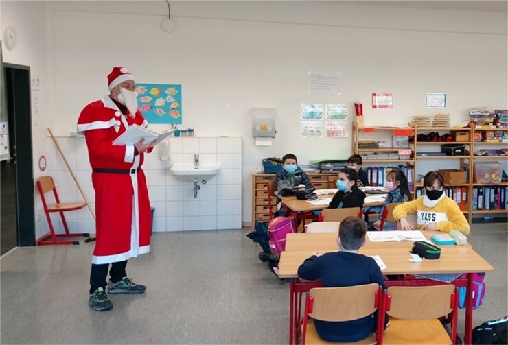 Über jede Klasse erzählte der Nikolaus eine Geschichte. Fotos: privat