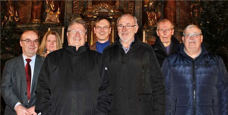 Über lange Zeit arbeiteten Heinz Neugebauer und Lothar Ott selbstlos im Verwaltungsrat Kruft mit. Das Foto zeigt (von links) Hans-Walter Schneichel, die PGR-Vorsitzende Karin Haffke, Heinz Neugebauer, Pfarrer Norbert Missong (Vorsitzender), Lothar Ott, den stellvertretenden Vorsitzenden Karl-Heinz Montermann und Hans-Werner Derks. Es fehlt Karl-Georg Weiler.Foto: Wolfgang Weber