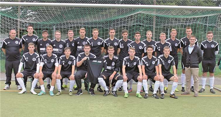 Über neue Aufwärmshirts können sich die A-Junioren-Fußballer der JSG Oberwinter freuen.privat