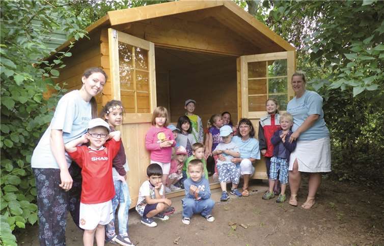 Über neue Hochbeete, eine Gartenlaube und ein Sonnensegel für die Nestschaukel auf dem naturbelassenen Außengelände freuen sich neben den Eltern und Erzieherinnen insbesondere die Kinder. privat