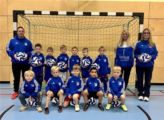 Über neue Jacken freuen sich die Bambinis des FC Andernach: Hintere Reihe, von links nach rechts: Trainer Dirk Witt, Tion Lik, Max Witt, Samuel Schick, Carlo Bicvic, Marlon Süss, Mattheo Frei, Vanessa Born, Trainerin Emma Bicvic. Vorne, von links nach rechts: Ferdinand Pies, Oskar Enns, Jakob Enns, Kenan Tertemiz, Joel Casper. Foto: privat