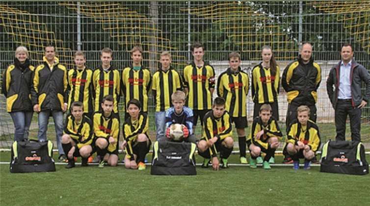 Über neue Sportbekleidung und über neue Sporttaschen freut sich die B-Jugend-Fußballmannschaft. privat