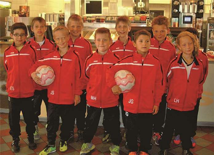 Über neue Trainingsanzüge konnte sich die F2-Jugend der JSG Maifeld freuen.privat