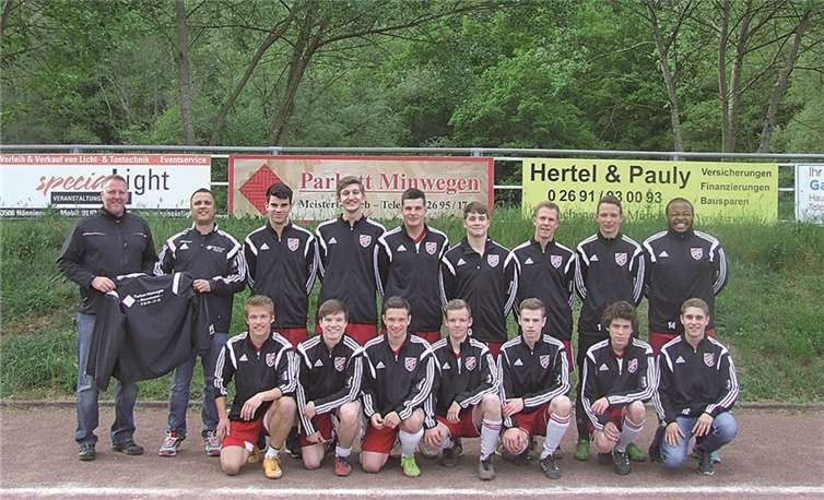 Über neue Trainingsjacken durfte sich die A-Jugend der SG Ahrtal freuen.privat