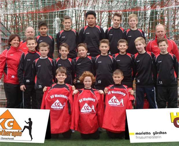 Über praktische Regenjacken und warme Sweatshirts konnten sich die jungen Fußballer des SV Wachtberg freuen. privat