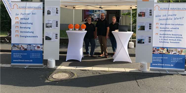 Über reges Interesse konnten sich Stefan Klimek und das Team von Klimek Immobilien beim Jakobsmarkt freuen. Zahlreiche Besucher informierten sich über den Service des Unternehmens rund um die Immobilie. Foto: privat