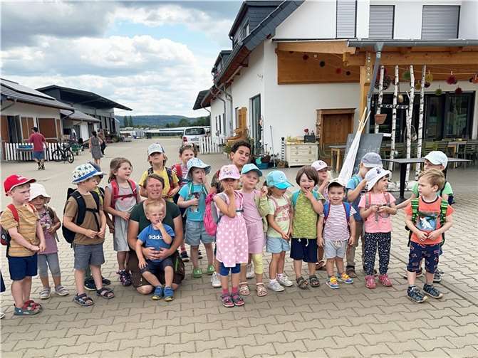 Über spannende Einblicke hinter die Kulissen eines Bauernhofs freuten sich Kinder und Erzieherinnen des Mitarbeiterkindergartens am Krankenhaus Maria Hilf. Foto: Monika Jülich