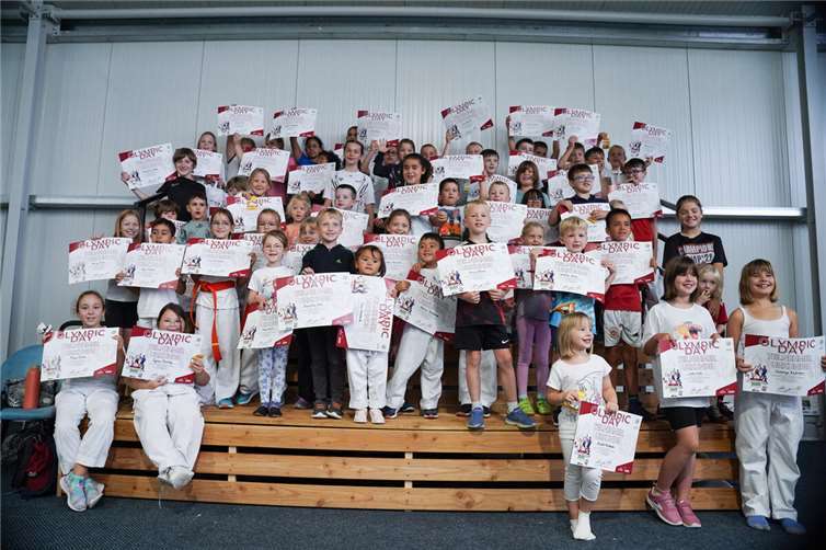 Über tolle Urkunden freuten sich die Kinder und Jugendlichen beim „Olympic Day“ des Sport- und Kampfkunstvereins Sen5 Mayen im Soccer-Cage.  Fotos: privat