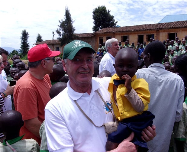 Über viele FLY & HELP Jubiläums-Highlights kann man sich bis 19. Januar in der Ausstellung im röhrig-Erlebnismarkt informieren, wie zum Beispiel auch zu Schuleröffnungs-Reisen nach Ruanda.Röhrig