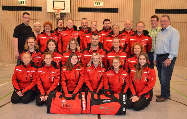 Über wärmende Jacken und Taschen für ihre umfangreiche Ausrüstung konnten sich die Mitglieder der Showtanzgruppe Rheinzauber freuen. Fotos: privat