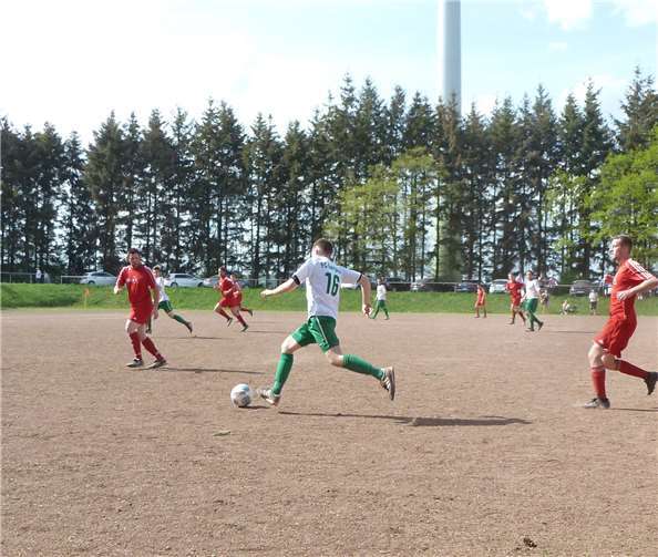 Über weite Strecken des Spiels war die Erste des FC Burgen die aktivere Mannschaft.  FC Burgen