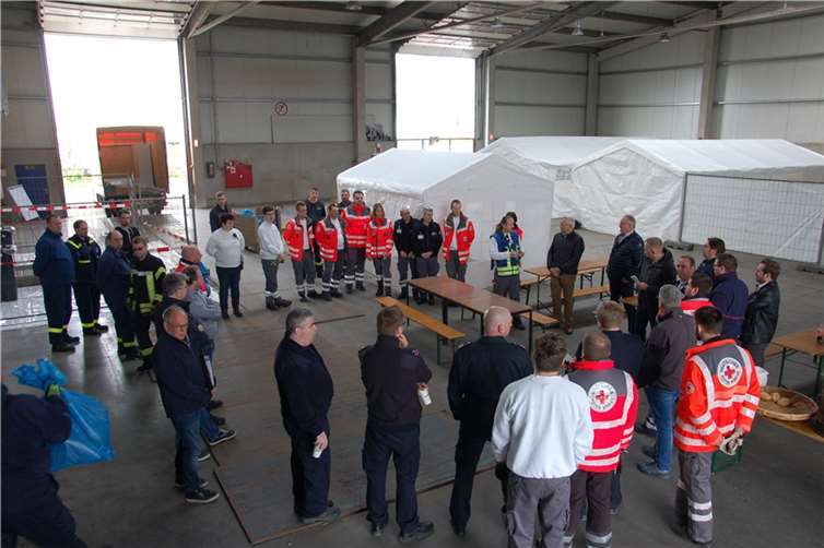 Über weitere Öffnungszeiten wird im Laufe des Montag entschieden.  Hierzu wurde eine Halle mit Zelten so ausgestattet, dass man die Personen einzeln nach einer Wartezone registrieren kann und anschließend die notwendigen Abstriche vorgenommen werden.