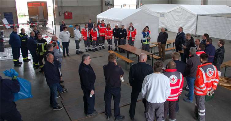 Über weitere Öffnungszeiten wird im Laufe des Montag entschieden.  Hierzu wurde eine Halle mit Zelten so ausgestattet, dass man die Personen einzeln nach einer Wartezone registrieren kann und anschließend die notwendigen Abstriche vorgenommen werden.