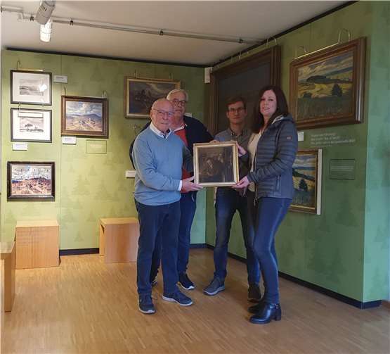 Über wertvollen Zuwachs seiner Gemäldesammlung konnte sich das Eifelmuseum freuen. Ein Portrait Heinrich Alkens zählt zu den neuen Exponaten. (v.l.): Heinz Schäfer, GAV-Vorsitzender Hans Schüller, Stadtarchivar Stefan Wilden und Museumsdirektorin Alina Wilbert-Rosenbaum.  Foto: Eifelmuseum, Kerstin Hanhart