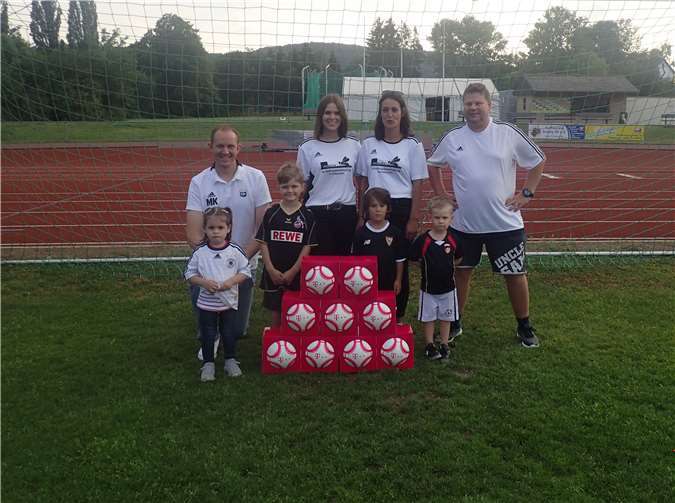 Über zehn neue Fußbälle freuen sich die JSG-Jugendleiter und die neuen Bambini-Trainerinnen.privat