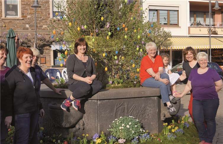 Über zwei Stunden schmückten die fleißigen Möhnen das Treiser Wahrzeichen mit frischen Blumen und schmuckem Grün.TT
