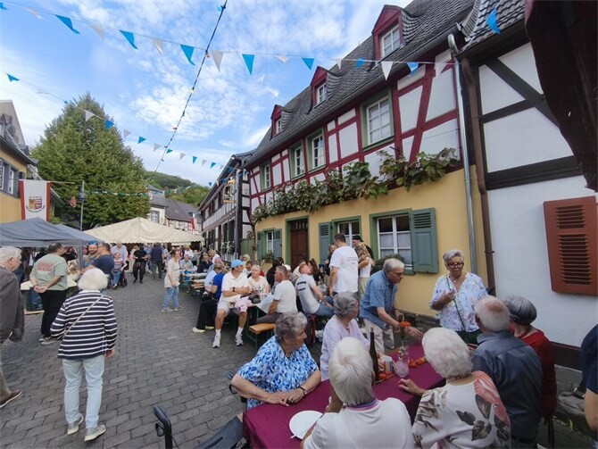 Überall auf der Festmeile luden Sitzplätze zum Verweilen ein.  Fotos: DU