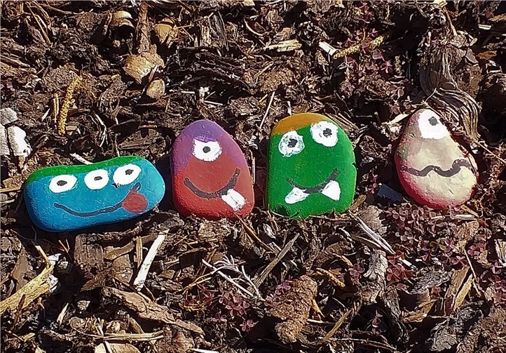 Überall findet man jetzt in manchen Gärten oder anderen Orten viele von den Kindern bemalte Glückssteine.Foto: Georg Schuch
