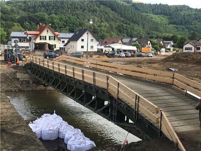 Überall im Kreis Ahrweiler werden Brücken gebaut - neue Behelfsbrücke in Insul.Foto: Claudia Schmitz