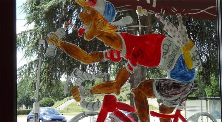 Überall in der Bretagne war die Tour de France präsent –hier am Außenfenster eines Restaurants.
