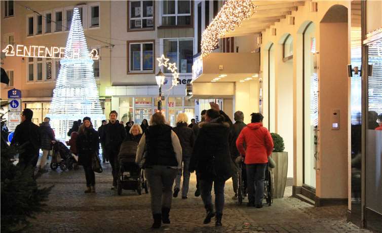 Überall in der Koblenzer Innenstadt bleiben am 9. Dezember die Geschäfte bis Mitternacht geöffnet und laden zum Bummeln im Lichterschein ein.  Koblenz-Touristik