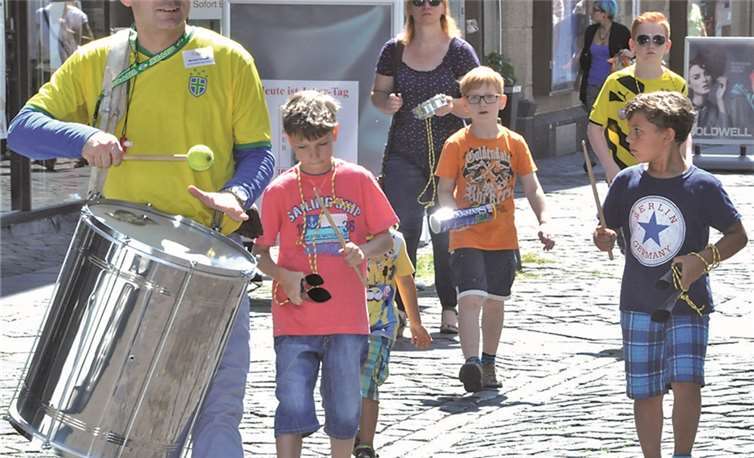 Überall in der Stadt erklang Musik, auch auf selbst gemachten Instrumenten.