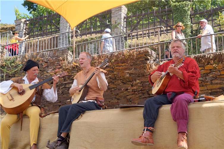 Überall sangen Musikgruppen auf zum Teil historischen Instrumenten