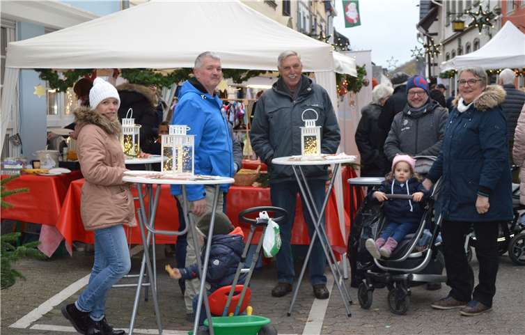Überall standen die Menschen in alller Gemütlichkeit bei einem Plausch zusammen.