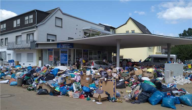 Überall werden Spenden abgestellt. Foto: Torsten Trütgen