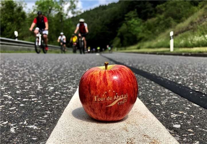 Überall wird für die Tour de Ahrtal Werbung gemacht.