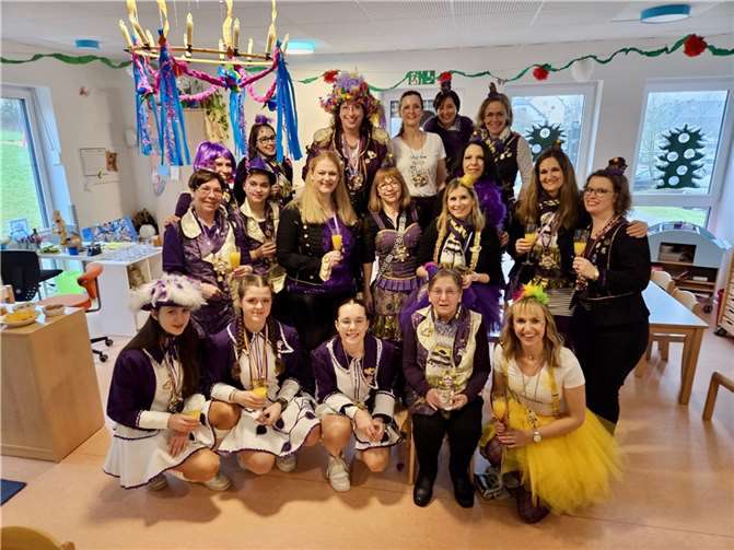 Überall, wo der Möhnenclub Lieblich an diesem Schwerdonnerstag hinkam, wurde er warmherzig und fröhlich empfangen. Quelle: Möhnenclub Lieblich aus Dieblich