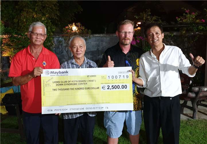 Überbringer der Förder-Summe war das Mitglied des LC Koblenz-Rhein/Mosel Bo Bandel (2. v.r.).Fotos: Bo Bandel