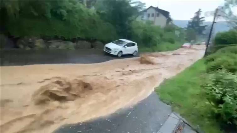 Überflutete Straße in Bad Neuenahr. Foto: privat