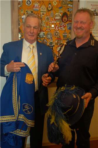 Übergabe Insignien von Dieter Bückmann an HP Watty.