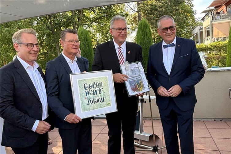 Übergabe Präsente bei den Feierlichkeiten 125 Jahre Stadtrechte Walldorf