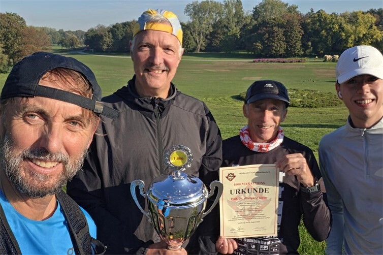 Übergabe Urkunde und Pokal vom 100 Marathonclub Deutschland