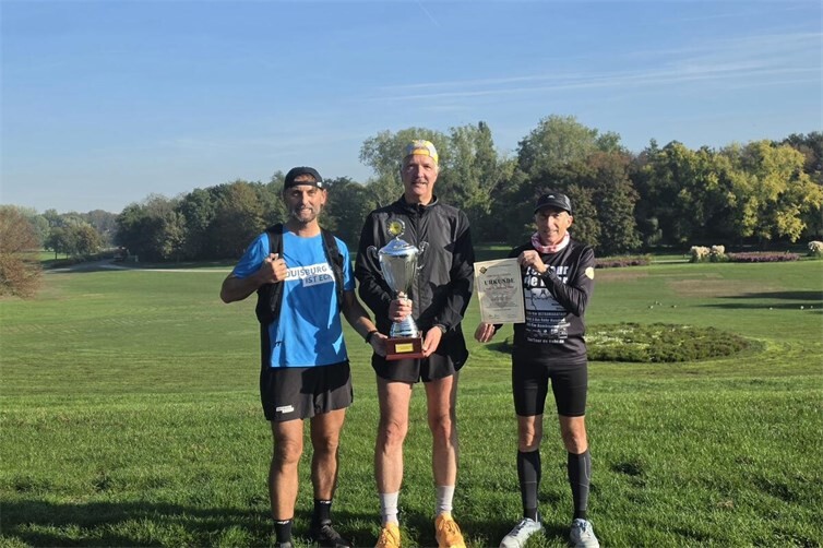 Übergabe Urkunde und Pokal vom 100 Marathonclub Deutschland
