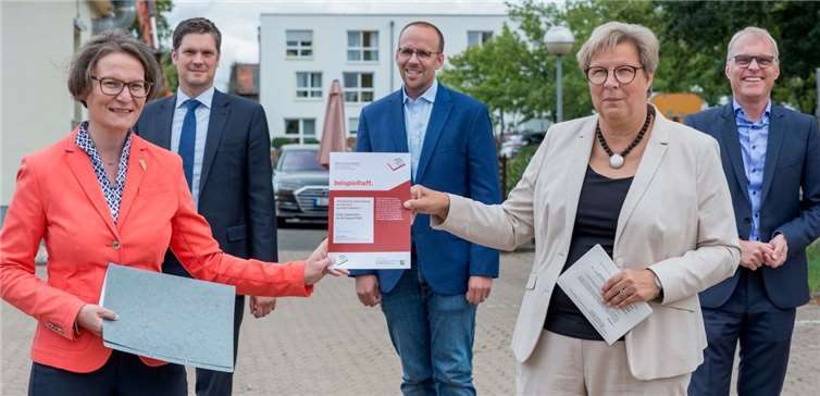 Übergabe Urkunde v.l.: Ministerin Ina Scharrenbach, Henk Brockmeyer Geschäftsführer BEG NRW, Landtagsabgeordneter Jörn Freynick, Bürgermeisterin Petra Kalkbrenner, Landtagsabgeordneter Oliver Krauß. Fotos: Gemeinde Swisttal